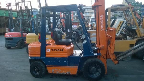 รถยกโตโยต้ารุ่น 5 ยก 2.5 ตัน เสาสูง 4 เมตร เครื่องดีเซล เกียร์ธรรมดา งาเทได้