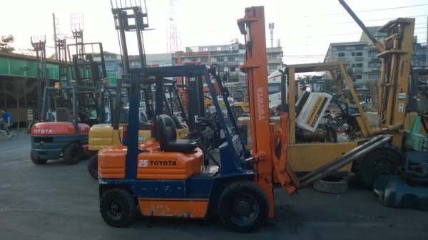 รถยกโตโยต้ารุ่น 5 ยก 2.5 ตัน เสาสูง 4 เมตร เครื่องดีเซล เกียร์ธรรมดา งาเทได้