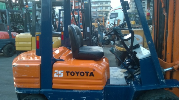 รถยกโตโยต้ารุ่น 5 ยก 2.5 ตัน เสาสูง 4 เมตร เครื่องดีเซล เกียร์ธรรมดา งาเทได้