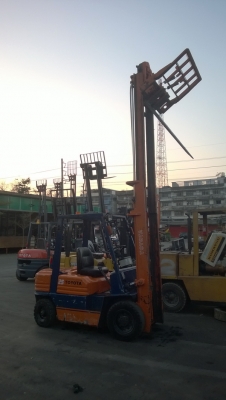 รถยกโตโยต้ารุ่น 5 ยก 2.5 ตัน เสาสูง 4 เมตร เครื่องดีเซล เกียร์ธรรมดา งาเทได้
