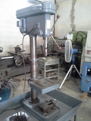 เครื่องแท่นสว่าน ญี่ปุ่น KIRA จำนวน 2 เครื่อง ขายพร้อมแท่นตั้งสว่าน สภาพเครื่องจักรพร้อมใช้งาน