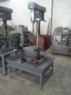 เครื่องแท่นสว่าน ญี่ปุ่น KIRA จำนวน 2 เครื่อง ขายพร้อมแท่นตั้งสว่าน สภาพเครื่องจักรพร้อมใช้งาน