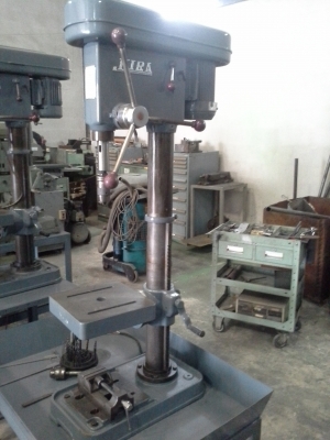 เครื่องแท่นสว่าน ญี่ปุ่น KIRA จำนวน 2 เครื่อง ขายพร้อมแท่นตั้งสว่าน สภาพเครื่องจักรพร้อมใช้งาน