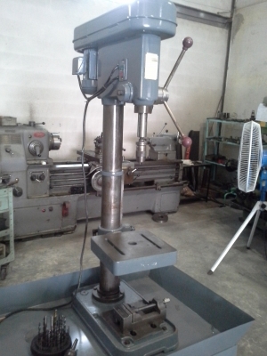 เครื่องแท่นสว่าน ญี่ปุ่น KIRA จำนวน 2 เครื่อง ขายพร้อมแท่นตั้งสว่าน สภาพเครื่องจักรพร้อมใช้งาน