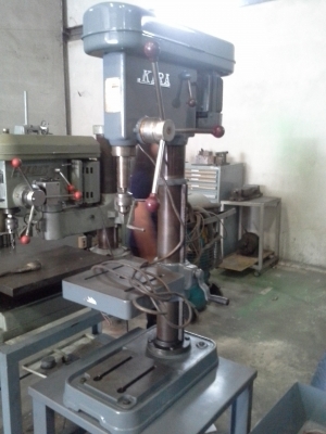 เครื่องแท่นสว่าน ญี่ปุ่น KIRA จำนวน 2 เครื่อง ขายพร้อมแท่นตั้งสว่าน สภาพเครื่องจักรพร้อมใช้งาน