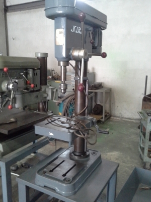 เครื่องแท่นสว่าน ญี่ปุ่น KIRA จำนวน 2 เครื่อง ขายพร้อมแท่นตั้งสว่าน สภาพเครื่องจักรพร้อมใช้งาน