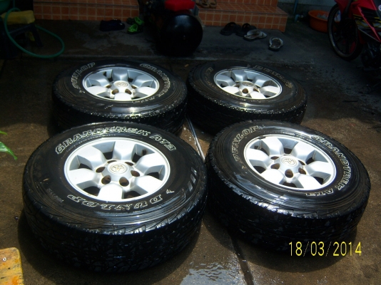 แม็กโตโยต้าขอบ 15 พร้อมยาง 30x9.50  1ชุด