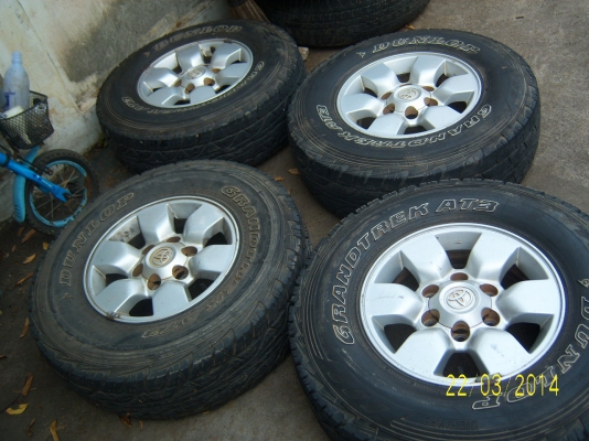 แม็กโตโยต้าขอบ 15 พร้อมยาง 30x9.50  1ชุด