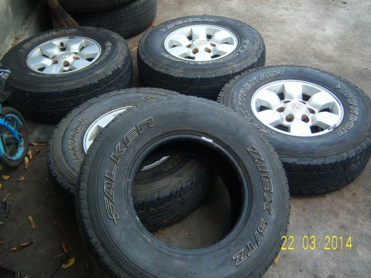 แม็กโตโยต้าขอบ 15 พร้อมยาง 30x9.50  1ชุด