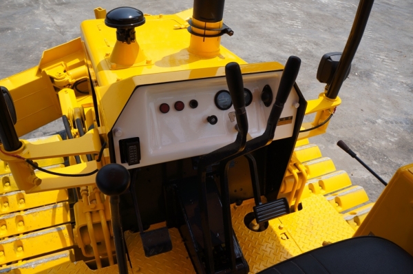 ขายรถแทรคเตอร์  KOMUTSU  D20P-5 เก่านอกปรับสภาพแล้วพร้อมใช้