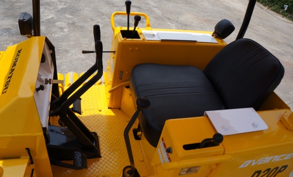 ขายรถแทรคเตอร์  KOMUTSU  D20P-5 เก่านอกปรับสภาพแล้วพร้อมใช้