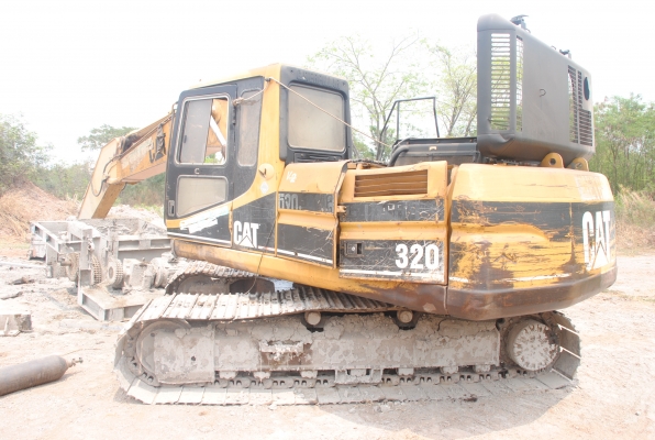 ขาย CAT320  7JK V.2 ทะเบียนเอกสารครบ บูมอาร์มปกติ เดินไกลได้ คุยได้คับ