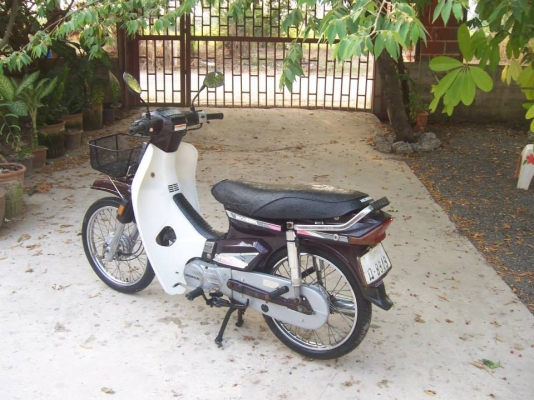 ดรีมคุรุสภาสีน้ำตาล สภาพดีมาก สวยๆ รถเดิมๆ ทะเบียนขาด1ปี+เอกสารพร้อมโอนครบ