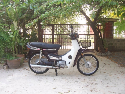 ดรีมคุรุสภาสีน้ำตาล สภาพดีมาก สวยๆ รถเดิมๆ ทะเบียนขาด1ปี+เอกสารพร้อมโอนครบ