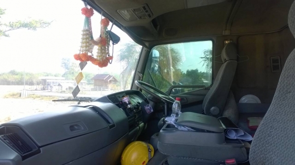 (ยังอยู่)10ล้อ2เพลา300แรง บรรทุกน้ำมัน18000ล.โหลดล่างFUSO FN527MA รถสวยมาก..มีระบบลาก ยางเต็ม