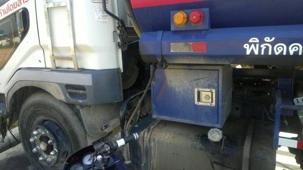 (ยังอยู่)10ล้อ2เพลา300แรง บรรทุกน้ำมัน18000ล.โหลดล่างFUSO FN527MA รถสวยมาก..มีระบบลาก ยางเต็ม