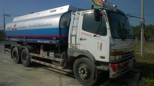 (ยังอยู่)10ล้อ2เพลา300แรง บรรทุกน้ำมัน18000ล.โหลดล่างFUSO FN527MA รถสวยมาก..มีระบบลาก ยางเต็ม