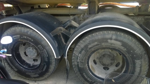 (ยังอยู่)10ล้อ2เพลา300แรง บรรทุกน้ำมัน18000ล.โหลดล่างFUSO FN527MA รถสวยมาก..มีระบบลาก ยางเต็ม