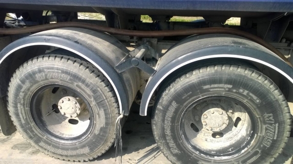 (ยังอยู่)10ล้อ2เพลา300แรง บรรทุกน้ำมัน18000ล.โหลดล่างFUSO FN527MA รถสวยมาก..มีระบบลาก ยางเต็ม