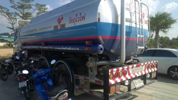 (ยังอยู่)10ล้อ2เพลา300แรง บรรทุกน้ำมัน18000ล.โหลดล่างFUSO FN527MA รถสวยมาก..มีระบบลาก ยางเต็ม