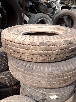 ยางรถขนาดกลาง 7.50-15 BRIDGE STONE  มี 2 เส้น  TEL.081-427-3941