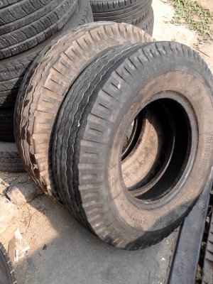 ยางรถขนาดกลาง 7.50-15 BRIDGE STONE  มี 2 เส้น  TEL.081-427-3941