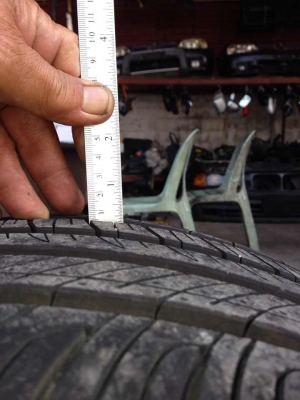 ขาย ยาง ลดสุดๆครับ ใช่ได้3เดือน ยางปี 13  ไม่มีรอบประ