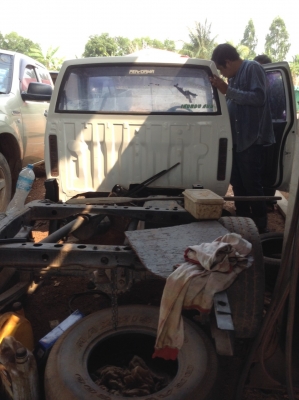 จำหน่ายรถยนต์ Nissan Big-M สีขาว จำหน่ายรถยนต์ Nissan Big-M สีขาว