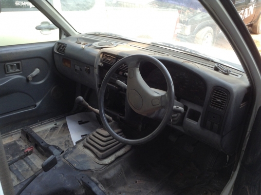 จำหน่ายรถยนต์ Nissan Big-M สีขาว