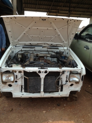 จำหน่ายรถยนต์ Nissan Big-M สีขาว จำหน่ายรถยนต์ Nissan Big-M สีขาว