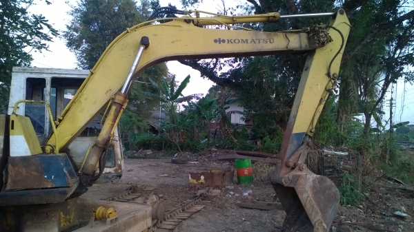 PC120-3 ไม่สวยแต่รถดี กำลังเปลียนโรลเลอร์ เครื่อง ปั้ม แห้ง แรงดี..