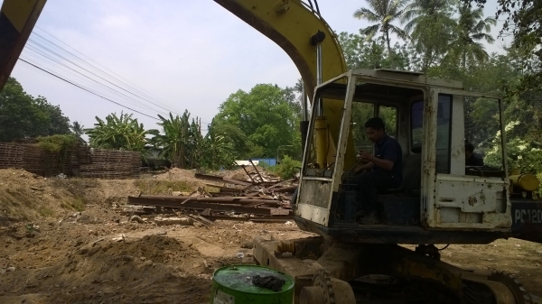 PC120-3 ไม่สวยแต่รถดี กำลังเปลียนโรลเลอร์ เครื่อง ปั้ม แห้ง แรงดี..