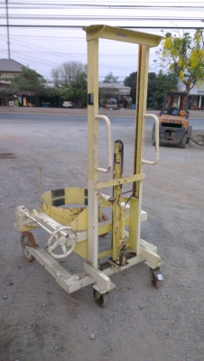 Sell> ขายเครื่องคว่ำถัง 200 ลิตร ใช้กระบอกไฮดรอลิคในการยก เครื่องสวยสภาพเหมือนใหม่ครับผม