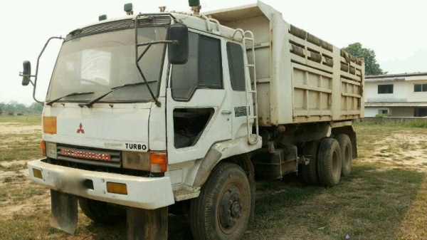 รถมิตซู 10 ล้อดั้ม FN527M - TF  220 แรงม้า.  สนใจติดต่อ 081 - 6079515