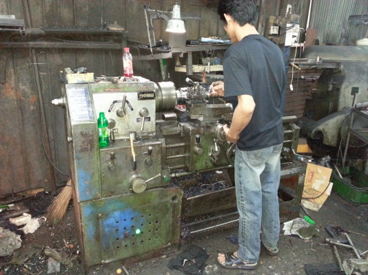 ขายเครื่องกลึง VICTOR  5 ฟุตรู 2 นิ้ว