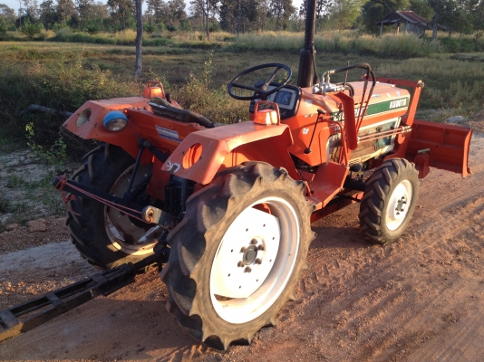 ขายด่วน Kubota 4WD +ใบมีดดันดิน + อุปกรณ์