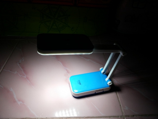 ไฟฉายตั้งโต๊ะ แบบชาร์จไฟได้ พับเก็บได้ ให้แสงสว่างมาก