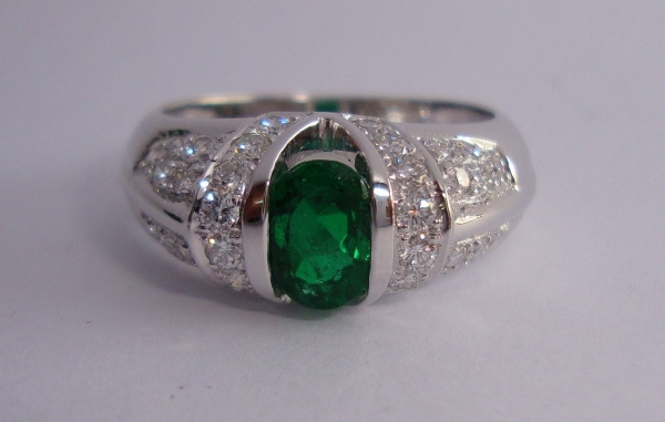 แหวนมรกตแท้ข้างเพชร ทองคำขาว 18K