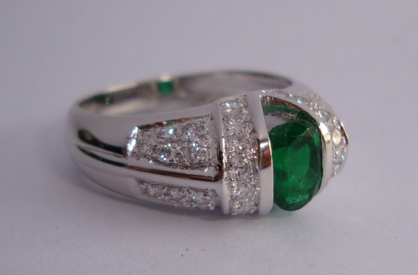 แหวนมรกตแท้ข้างเพชร ทองคำขาว 18K