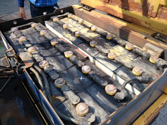 รถไฟฟ้าแบบนั่งขับขนาด 1.5 ตันเสาสูง 3 เมตร TCM FVB15H4   ราคา  65000.- บาท