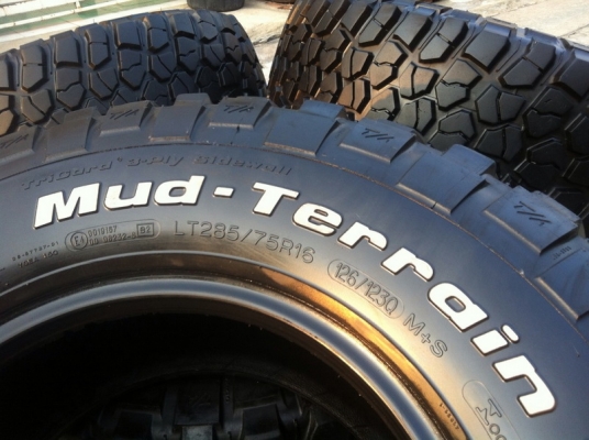 ขายยาง BF Goodrich Mud-Terrain KM2 285 75 r16 หล่อพร้อมลุย ขายยาง BF Goodrich Mud-Terrain KM2 285 75 r16 หล่อพร้อมลุย