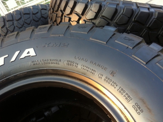 ขายยาง BF Goodrich Mud-Terrain KM2 285 75 r16 หล่อพร้อมลุย ขายยาง BF Goodrich Mud-Terrain KM2 285 75 r16 หล่อพร้อมลุย