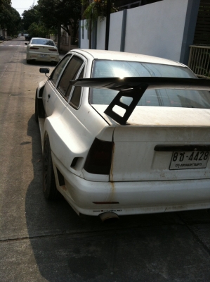 ขายรถโอเปิ้ลสี่ประตูสีขาว ขายรถโอเปิ้ลสี่ประตูสีขาว