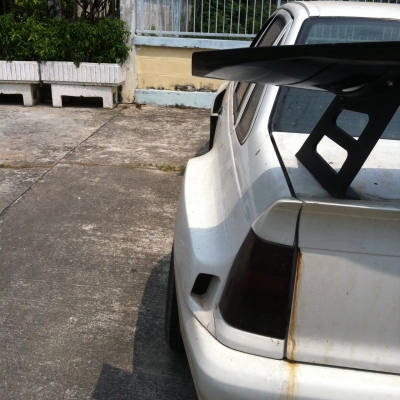 ขายรถโอเปิ้ลสี่ประตูสีขาว