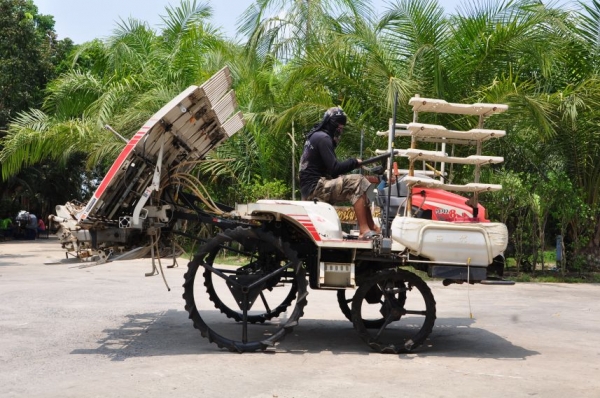 โห!! ลดกระหน่ำขายรถดำนาMITSUBISHI MPR8แถว สภาพสวยเดิมจากญี่ปุ่นยังไม่เคยใช้ในไทย 68,000 เท่านั้น!!