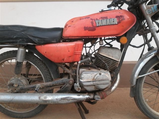 ขายยามาฮ่า RX100 เล่มทะเบียนไม่ได้ตามชุดโอนเครื่องดียังแน่นภาษีขาดปี 40 ขาย 4900 บาท