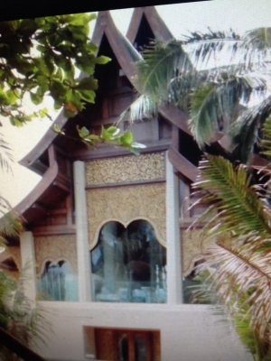 ซุ่มประตูไม้แดงกับจั่วขนาดใหญ่ราคาถูกๆครับ