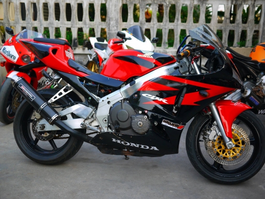 ขาย CBR400 พร้อมทะเบียนแท้ ท่อสูตรโยชิแคปล่า ขาย CBR400 พร้อมทะเบียนแท้ ท่อสูตรโยชิแคปล่า