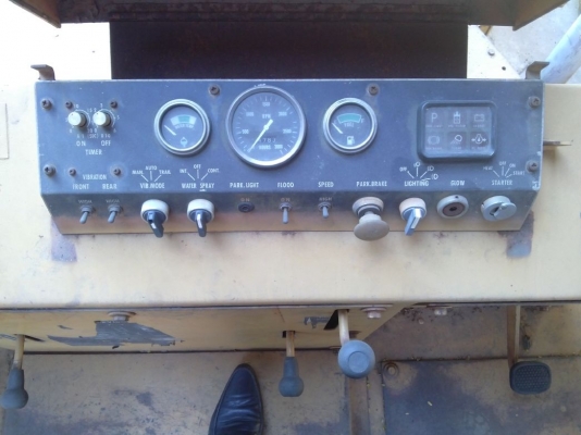 รถบดสั่นสะเทือนล้อเหล็กคู่ SAKAI รุ่น SW100