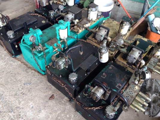 ขายถัง+หัวปั้ม ไฮโดรลิค พร้อมอุปกรณ์ ตามรูปครับ มีหลายตัว